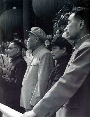 邓小平（左1）在天安门广场的群众大会上(1960)