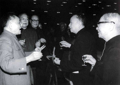 邓小平(左1)等和科学家们在人民大会堂(1981)