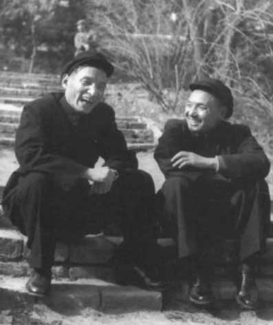 邓小平同陈云在登山途中休息（1952年秋）