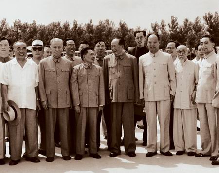 邓小平受到毛泽东等的热烈迎接(1963.7.21)