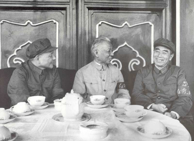 邓小平与刘少奇、周恩来在天安门城楼上（1966年）