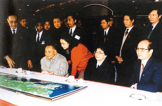 邓小平在深圳国贸大厦察看深圳规划模型（1992）