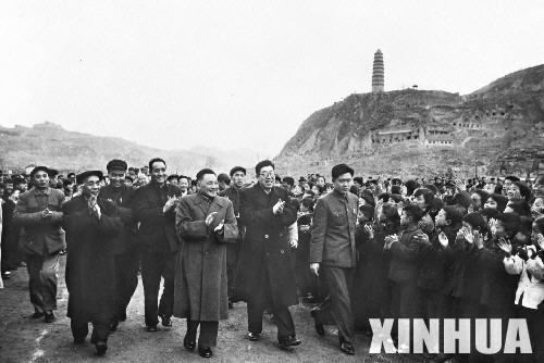 邓小平(前左2)、李富春等回延安(1966年4月)