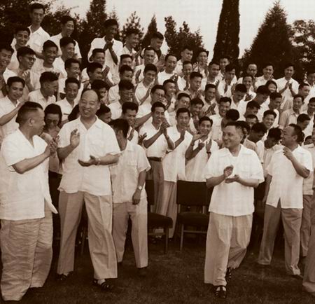 接见共青团中央三届七中全会的全体代表(1962)