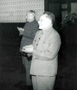 邓小平（前）、李先念迎候国际友人（1980年）