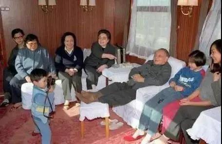 1988年春节，邓小平一家在上海西郊宾馆