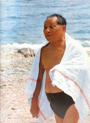 1983年泳后的邓小平