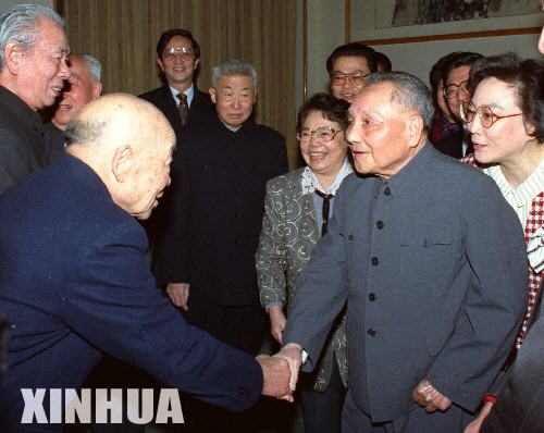 邓小平和苏步青握手（1993年1月22日）