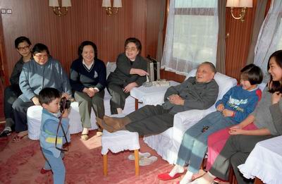 邓小平夫妇和女儿、孙子等在一起（1988年2月）