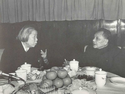邓小平和邓颖超在谈论国事（1980年）
