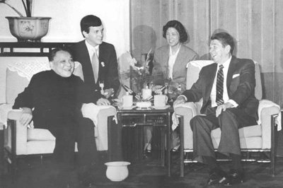 1985年邓小平（左一）会见罗纳德·里根