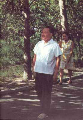 漫步林荫路上的邓小平（1983年）