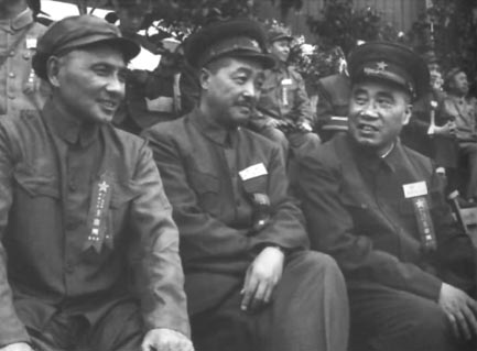 小平(左1)在全军体育运动大会上（1952.8.）