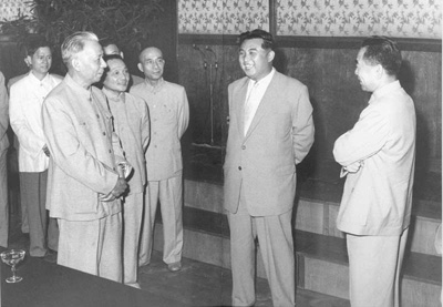 1961年邓小平（左三）等与金日成亲切交谈