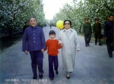 邓小平夫妇与孙女羊羊一起散步（1986年春天）