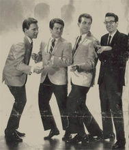 乔·佩西（左2）和他的乐队