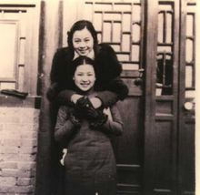 1935年在北平担任世界日报记者，与林慰君（上，林白水之女）合影