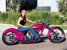 凯伦·麦克道戈和她定制的粉红色摩托车