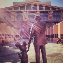 迪士尼总部前华特和米奇的塑像