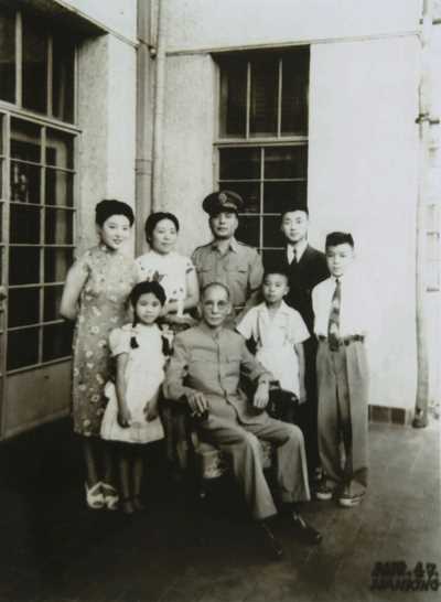 1947年龙云与儿孙们合影于南京私邸