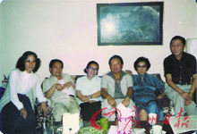 1980-10，香港胡金铨家，左2胡、右1萧