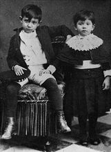 1889年，毕加索（左）与妹妹。