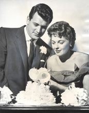 洛克·赫德森和妻子菲莉丝·盖斯在婚礼上