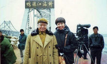 丁笑宜（左）拍摄《抗美援朝》在丹东留影