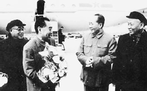 1964年从苏联回国后在机场受到毛泽东欢迎
