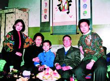 谭正岩小时候与爷爷谭元寿、奶奶王振荣、父亲谭孝曾、母亲阎桂祥
