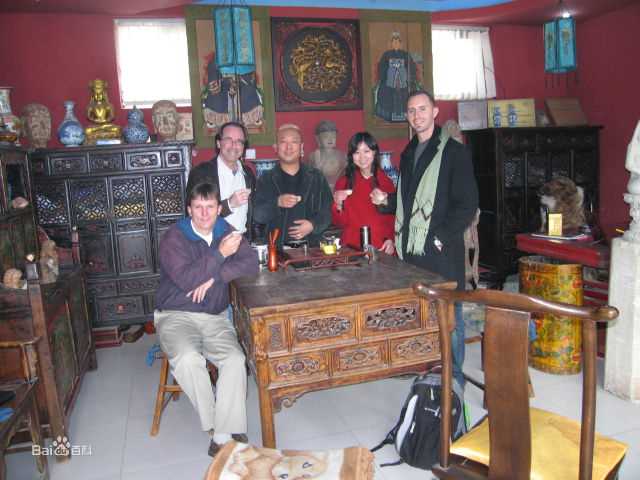 王亮与外商商谈藏式古典家具出口