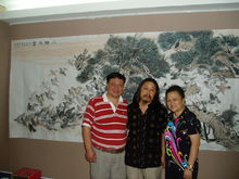 画家李牧(中)与上海收藏家在一起。